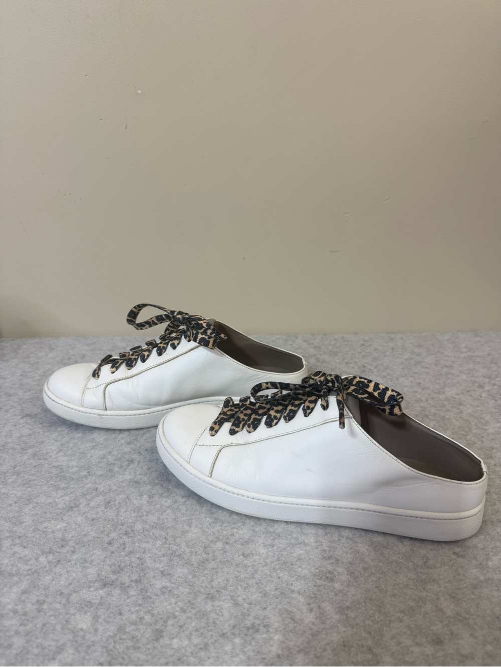 Vince. White Leather Slip-On Sneakers Cut out back with Leopard Print Laces sz 6